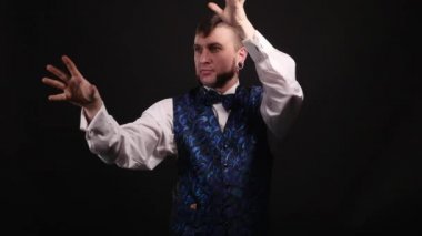 Sihirbaz bir dolarlık banknot 4 k ile bir performans gösterir