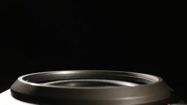 Sub-woofer hareketli, yakın çekim. Hoparlör sub-woofer yüksek sesle müzik taşıma