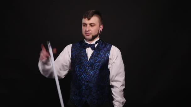 The magician shows a trick with a stick — Stock Video