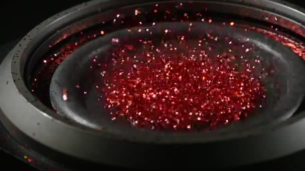 Subwoofer-Lautsprecher-Vibrationen mit rotem Glitzern — Stockvideo