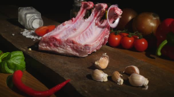 Gros plan des côtes de bœuf et des ingrédients sur le plateau — Video