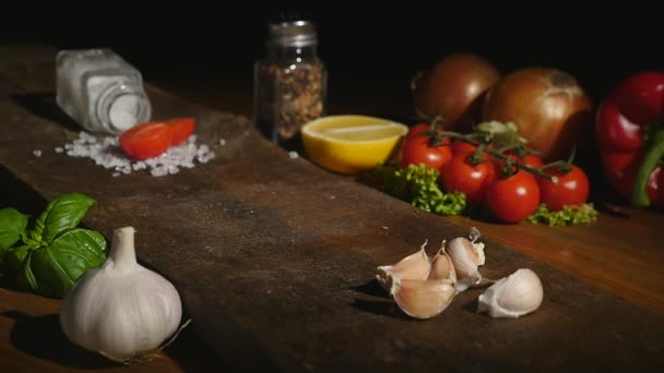 La mano pone el pimiento picante en la tabla — Vídeo de stock