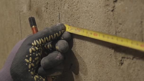 Measuring with a tape measure — Stock Video