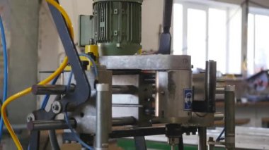 Fabrika Pvc pencere ve kapı üretimi için. Atölyesinde işçi. İmalat işleri. Pvc windows üretiminde Fabrika iş. PVC pencere üretim teknolojisi. Seçici odak.