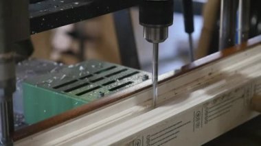 Bir metal iskelet plastik profil içinde kendi kendine vurma vida ile tespit etmek. PVC pencere üretim teknolojisi. Fabrika Pvc pencere ve kapı üretimi için.