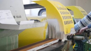 Fabrika Pvc pencere ve kapı üretimi için. Atölyesinde işçi. İmalat işleri. Pvc windows üretiminde Fabrika iş. PVC pencere üretim teknolojisi.