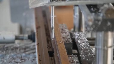 Fabrika Pvc pencere ve kapı üretimi için. Atölyesinde işçi. İmalat işleri. Pvc windows üretiminde Fabrika iş. PVC pencere üretim teknolojisi. Seçici odak.