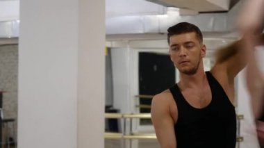 Profesyonel dansçı provası. Provalar için koridorda o. Dans çağdaş provası. çağdaş. sürekli geliştirildi ve kendi içinde çeşitli dans teknikleri birleştiren
