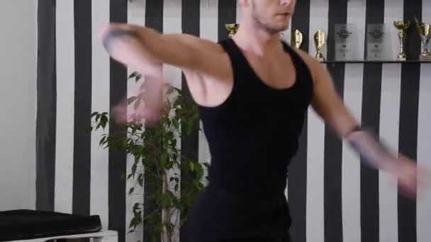 プロのダンサーはリハーサルをします。彼はリハーサルのためホールに。現代的なダンスのリハーサルをします。現代。それは絶えず改善されて、様々 なダンス テクニックをそれ自体結合 — ストック動画