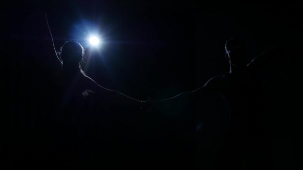 Silhouette of a couple who dances in the training room — Stock Video