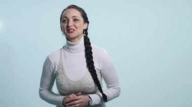 genç bir kadının duygu ve görüşmeler gösterir