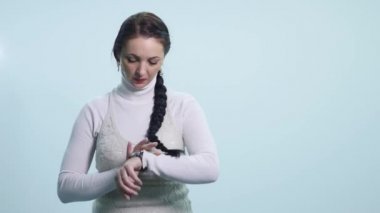 Gergin bekleyen genç kadın izole