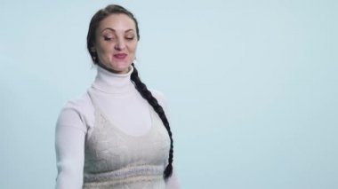 Genç kadın altın Bitcoin para - cryptocurrency, yeni sanal para, seçici odak sembolü gösterir