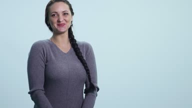 Beyaz arka plan üzerinde izole kamera bakarak mutlu güzel kadın. Beyaz arka plan üzerinde rahat memnun genç kadın