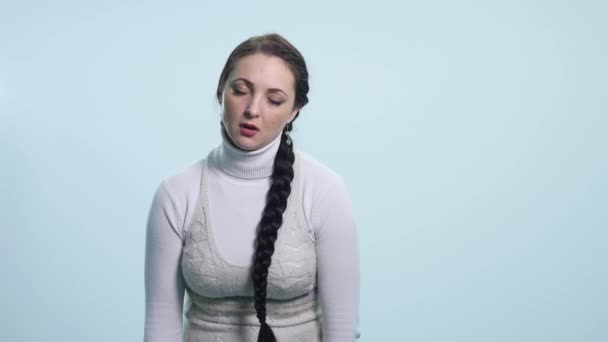 Portrét mladé ženy velmi unavený na bílém pozadí — Stock video