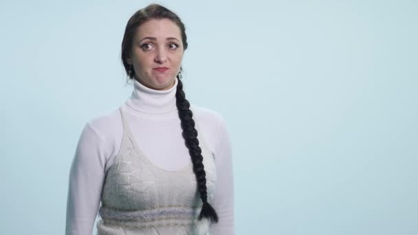 Fiatal nő, így nem tudom meg a jel a fehér háttér — Stock videók