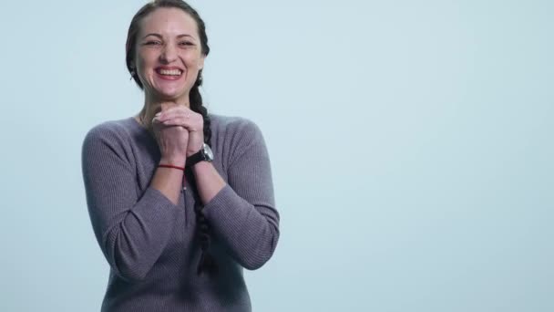 Mooie jongedame lacht, vreugde op witte achtergrond — Stockvideo
