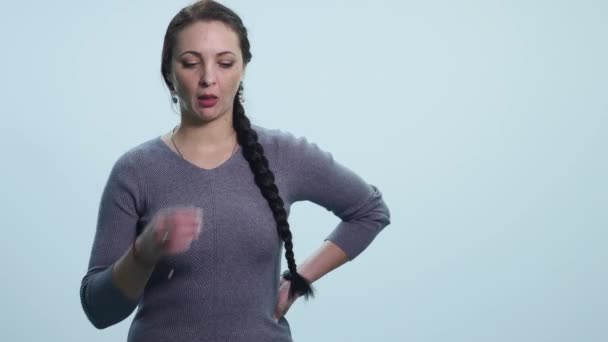 Красивая женщина проявляет разные эмоции — стоковое видео