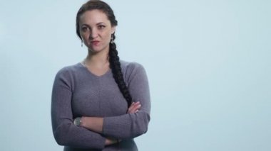 Çok öfkeli ve sinirli bir kadın. Beyaz izole