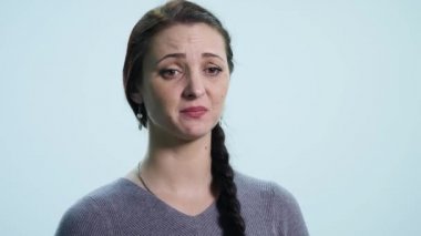 Beyaz arka plan üzerinde üzgün kadın cry