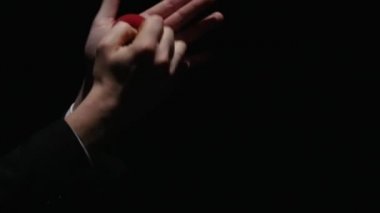 Genç illüzyonist hileler parallon topu ile gerçekleştirme