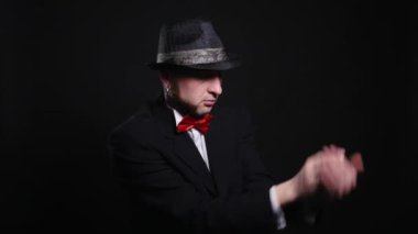 Genç illüzyonist hileler parallon topu ile gerçekleştirme