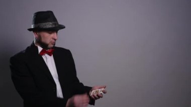 iskambil ile hile kumar, casino, poker kavram - adam gösterilen sihirli, kart hileler