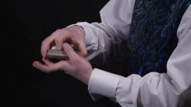 iskambil ile hile kumar, casino, poker kavram - adam gösterilen sihirli, kart hileler