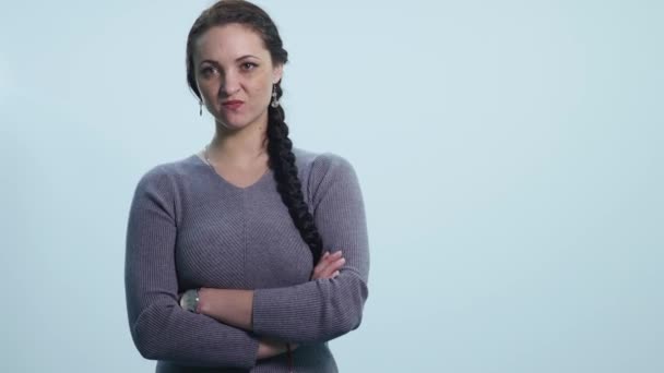Μια γυναίκα πολύ απογοητευμένοι και θυμωμένοι. Απομονωμένα σε λευκό — Αρχείο Βίντεο