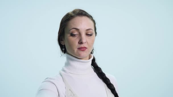 白い背景の上キーを持つ若い女性の手のショットを閉じる — ストック動画