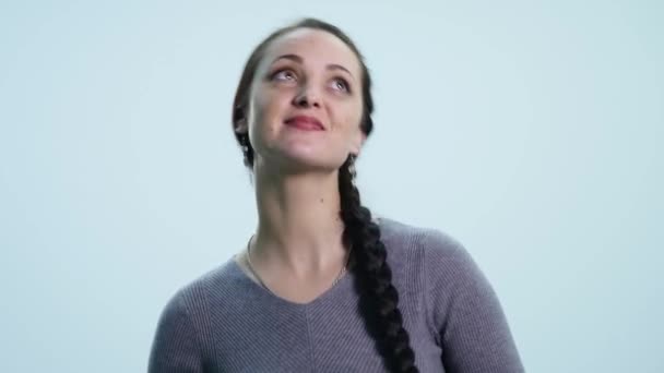 Jeune belle femme souriante, se réjouissant sur fond blanc — Video