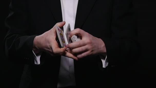 Magia, trucos de cartas, juegos de azar, casino, concepto de poker - hombre mostrando truco con las cartas de juego — Vídeos de Stock
