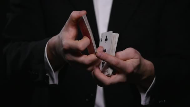 Magia, trucos de cartas, juegos de azar, casino, concepto de poker - hombre mostrando truco con las cartas de juego — Vídeo de stock