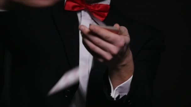 Magia, trucchi di carte, gioco d'azzardo, casinò, concetto di poker - uomo che mostra trucco con le carte da gioco — Video Stock