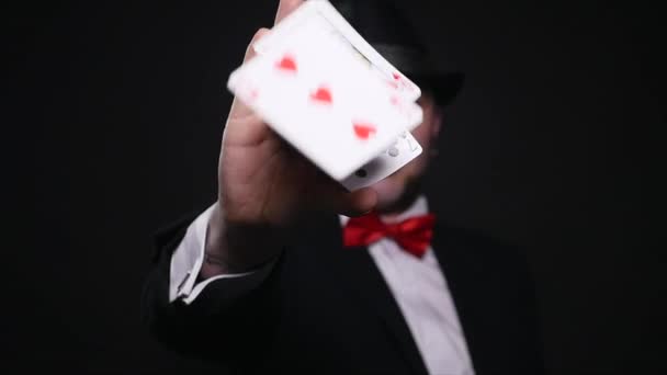 Magie, tours de cartes, jeu, casino, concept de poker - homme montrant tour avec des cartes à jouer — Video