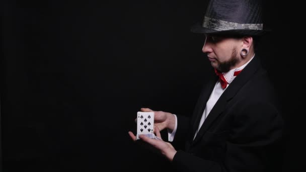 Iskambil ile hile kumar, casino, poker kavram - adam gösterilen sihirli, kart hileler — Stok video