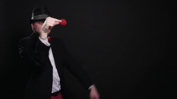 Joven ilusionista realizando trucos con bola paralela — Vídeos de Stock