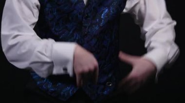 Sihirbaz yüzüklü yapan