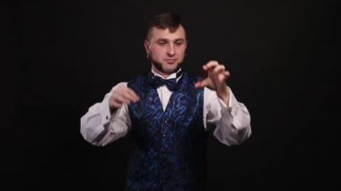 Sihirbaz gösteren hile ile büro sakız, eller yukarı. illüzyonist