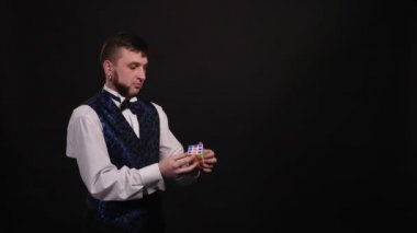 Bir sihirbaz ellerini göster bize un monte Rubiks küp, sonra büyülü passe yapar ve küp döner tam olarak birleştirilmiş bir tek bir saniyenin bir Split