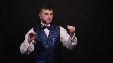 Sihirbaz gösteren hile ile büro sakız, eller yukarı. illüzyonist