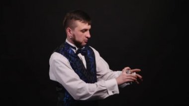 iskambil ile hile kumar, casino, poker kavram - adam gösterilen sihirli, kart hileler