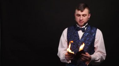 Sihirbaz yanan kadın çantası elinde tutan