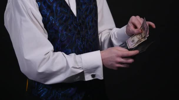 Goochelaar is een brandende portemonnee houdt in zijn hand — Stockvideo