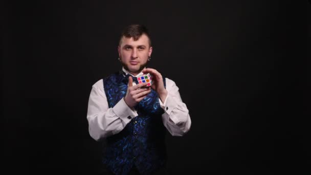 Ręce maga, Pokaż nam częściach Rubiks cube, następnie Zrób magiczną passe, a moduł zamienia się w ułamku sekundy w pełni zmontowane jeden — Wideo stockowe