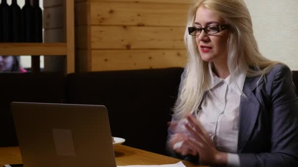 Сердита бізнес-леді, яка працює в кафе і знищує папери — стокове відео