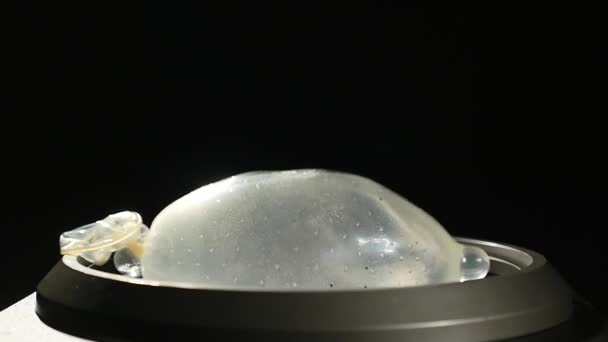 低音炮上有水的避孕套 — 图库视频影像