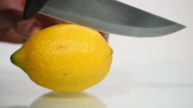 el bir limon bir bıçakla keser.