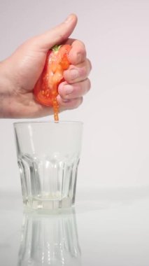 El bir domates suyu sıkar