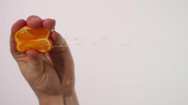 Erkek el sıkma taze turuncu portakal sıkma Juice.Hand